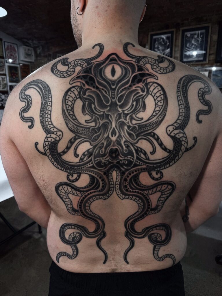 Melnbalts neo traditional stila tetovējums, meistars Kārlis Ulmanis, Rīgas Tinte