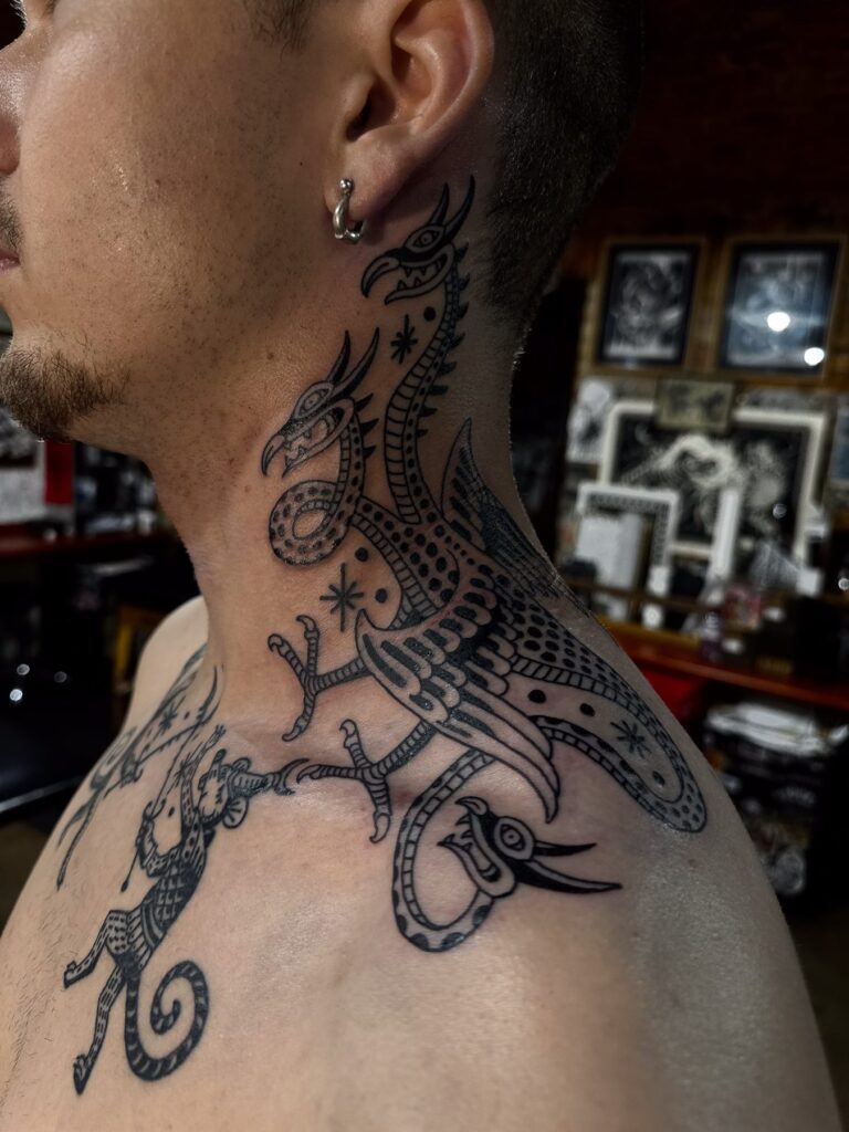 Melnbalts amerikāņu tradicionālā stila tetovējums, meistars Kārlis Ulmanis, Rīgas Tinte